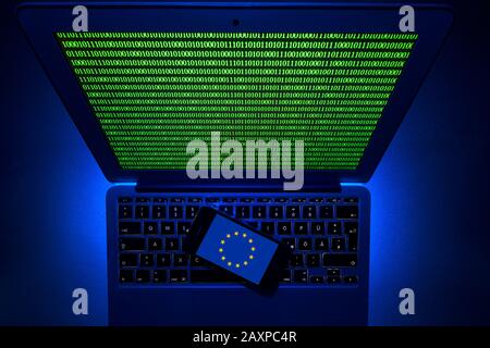 Smartphone con logo della bandiera europea sulla tastiera del computer, immagine del simbolo, criminalità informatica, attacco hacker in Europa, Foto Stock