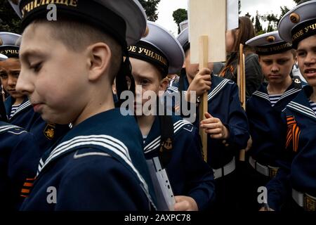 Sevastopol, Crimea, 9th di maggio, 2019 Cadetti della Scuola Navale di Nakhimov guardare la sfilata militare del giorno della vittoria su Nakhimova Avenue durante il contrassegno del 74th anniversario della vittoria sulla Germania nazista nella Guerra Patriottica 1941-45 Grande, il fronte orientale della seconda guerra mondiale , Nella parte centrale della città di Sevastopol Foto Stock