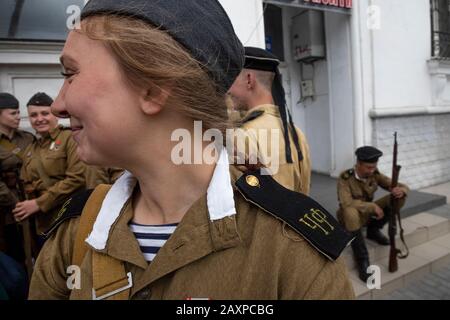 Sevastopol, Crimea, 9th maggio 2019 Persone in uniforme militare della flotta del Mar Nero della Grande Guerra Patriottica del 1941-1945 partecipano alla sfilata della Vittoria nella città di Sevastopol Foto Stock