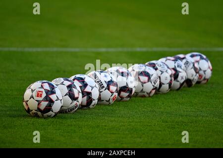 10 palloni 'ADIDAS DERBYSTAR' su erba in fila, Mercedes-Benz Arena, Stoccarda, Baden-Wurttemberg, Germania Foto Stock