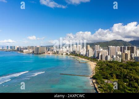 Veduta aerea del drone sul fronte mare su Waikiki con Honolulu sullo sfondo Foto Stock