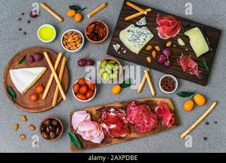 Tavolo di antipasti e antipasti con salumi e formaggi Deli piatto. Foto Stock