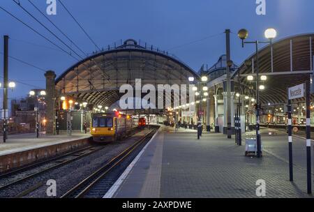 Arriva Northern rail classe 142 pacer treno alla stazione centrale di Newcastle all'alba Foto Stock