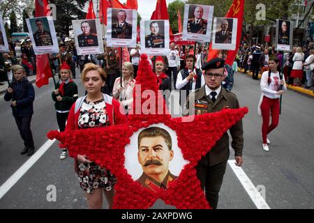 Sevastopol, Crimea, 9th maggio 2019 i membri del partito comunista prendono parte a una marcia che segna il 74th anniversario della vittoria sulla Germania nazista nella Grande Guerra Patriottica del 1941-1945, il fronte orientale della seconda Guerra Mondiale Foto Stock