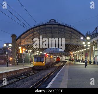 Arriva Northern rail classe 142 pacer treno alla stazione centrale di Newcastle all'alba Foto Stock