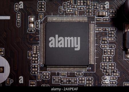 Close up blank microchip su una scheda a circuito elettronico. Foto Stock