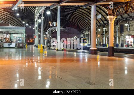 Prima classe Transpennine Express 185 presso una stazione ferroviaria centrale di Newcastle deserta nelle prime ore del mattino. Foto Stock