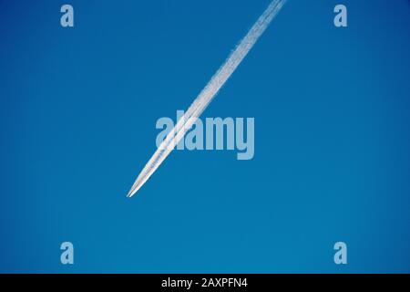 Traccia di jet plane e nuvole in Polonia. Febbraio 5th 2020 © Wojciech Strozyk / Alamy Stock Foto Foto Stock