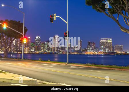 Vista del Porto di San Diego e dello skyline di San Diego di notte. San Diego, California, Stati Uniti. Fotografato Su Harbor Drive/Harbor Island. Foto Stock