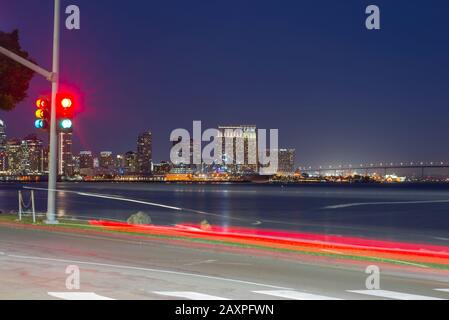 Vista del Porto di San Diego e dello skyline di San Diego di notte. San Diego, California, Stati Uniti. Fotografato Su Harbor Drive/Harbor Island. Foto Stock