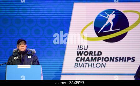 Anterselva, Italia. 12th Feb, 2020. Biathlon: Campionato del mondo, cerimonia di apertura. Olle Dahlin, Presidente dell'IBU dell'Associazione Mondiale del Biathlon, apre i Campionati del mondo. La Coppa del mondo si svolgerà dal 12 al 23 febbraio 2020. Credit: Hendrik Schmidt/Dpa/Alamy Live News Foto Stock