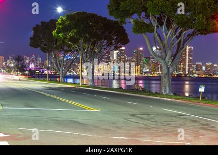 Vista del Porto di San Diego e dello skyline di San Diego di notte. San Diego, California, Stati Uniti. Fotografato Su Harbor Drive/Harbor Island. Foto Stock