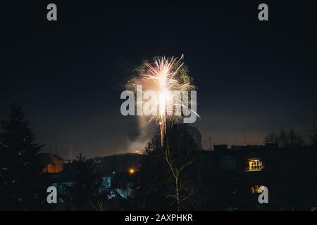 Fuochi d'artificio del nuovo anno in Cacak Serbia Foto Stock