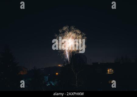 Fuochi d'artificio del nuovo anno in Cacak Serbia Foto Stock