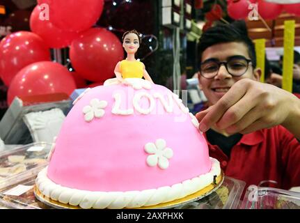 Damasco, Siria. 12th Feb, 2020. Un dolce produttore mette i tocchi finali su una torta in occasione del giorno di San Valentino a Damasco, in Siria, il 12 febbraio 2020. Credit: Ammar Safarjalani/Xinhua/Alamy Live News Foto Stock