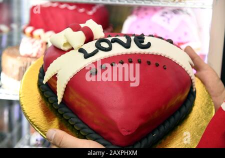 Damasco, Siria. 12th Feb, 2020. Una torta a forma di cuore è raffigurata in occasione di San Valentino a Damasco, in Siria, il 12 febbraio 2020. Credit: Ammar Safarjalani/Xinhua/Alamy Live News Foto Stock