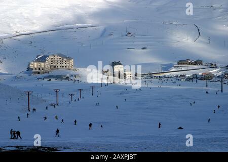 Sciare nel comprensorio sciistico del Monte Erciyes a Kayseri, in Turchia. Il comprensorio sciistico del Monte Erciyes è una delle piste più lunghe della Turchia. Foto Stock