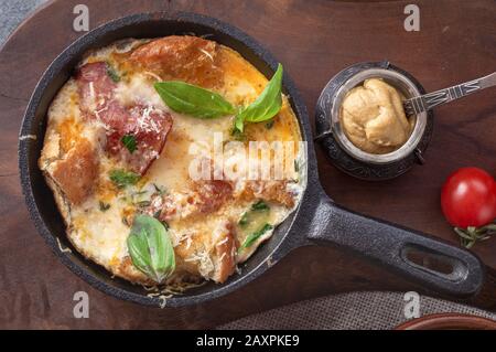 Frittata con vista dall'alto sulla salsiccia Foto Stock