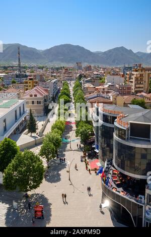 Passeggiata pedonale, vista dalla Torre Rossa, centro città, Korca, Korça, Albania Foto Stock