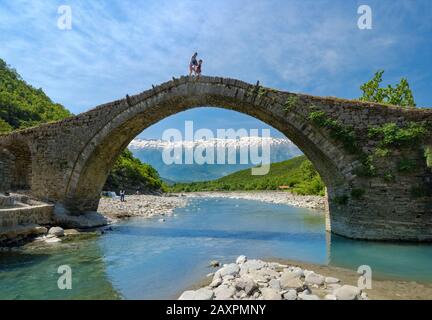 Ponte ad arco in pietra ottomana Ura e Kadiut, anche Ura e Katiut, fiume Lengarica, Lengaricë, vicino Permet, Parco Nazionale Hotova-Dangell, Qar Gjirokastra, Gji Foto Stock