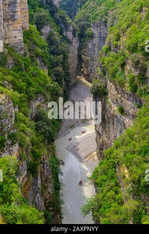 Gommoni Sul Fiume Osum, Osum Canyon, Osum Canyon, Skrapar, Qark Berat, Albania Foto Stock