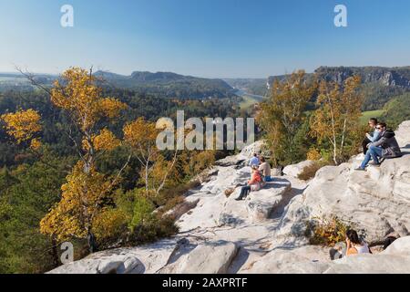 Vista Dal Gamrig Nella Valle Dell'Elba, Rathen, Elbe Arenaria Montagne, Saxon Svizzera Parco Nazionale, Sassonia, Germania Foto Stock