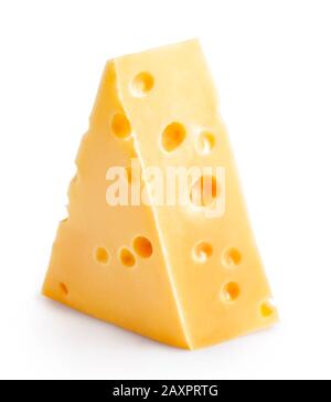 Pezzo di formaggio isolato su sfondo bianco. Formaggio a fette fresco maasdam. Foto Stock