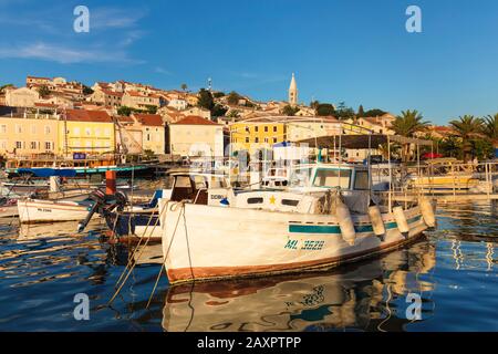 Barche nel porto, Lussinpiccolo, Lussinpiccolo, Golfo del Quarnero, Croazia Foto Stock
