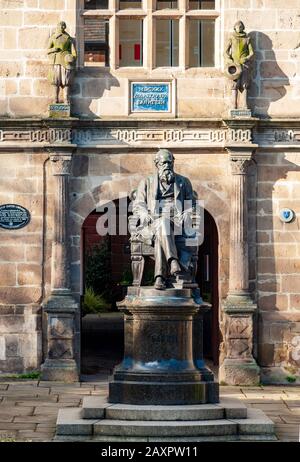 Statua di Charles Darwin nel suo luogo di nascita, la città medievale mercato di Shrewsbury Inghilterra Foto Stock