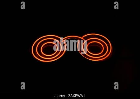 OCCHIALI - OCCHIALI - SEGNO OTTICO ROSSO IN STRADA DI NOTTE - PARIS STREET SHOP SIGN - PARIS FRANCE © F.BEAUMONT Foto Stock