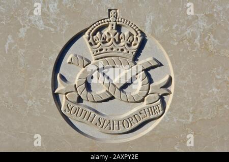Il Reggimento dello Staffordshire Sud (1881-1959) emblema su una lapide della prima guerra mondiale al cimitero di Tyne Cot a Zonnebeke, Belgio Foto Stock