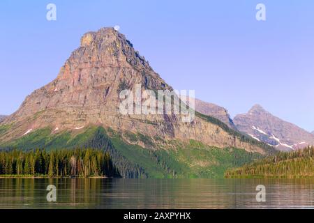 Sinopah montagna con Luna piena da e cielo blu, due Medicine Lake Foto Stock