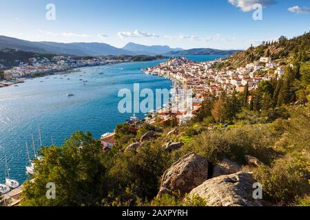 Vista di Poros Island e le montagne della penisola del Peloponneso in Grecia. Foto Stock