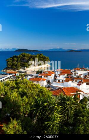 Vista del porto vecchio sull' isola di Skiathos ed Euboea in distanza, Grecia. Foto Stock