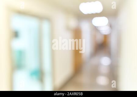 Gocciolamento medico sullo sfondo del corridoio dell'ospedale sfocato Foto Stock