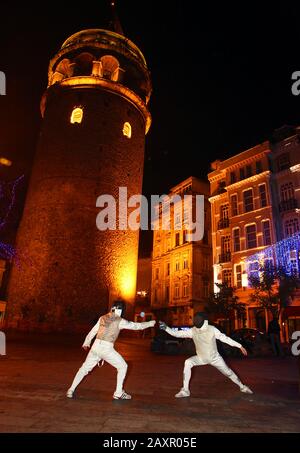 Lotta di scherma alla Torre di Galata a Istanbul, Turchia. Foto Stock