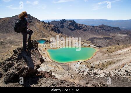 Escursionista maschile con zaino, guardando la vista dei laghi smeraldo Foto Stock