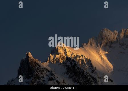 Alpenglow o luce serale al Vierspitze del Karwendel nord gamma in inverno con neve Foto Stock