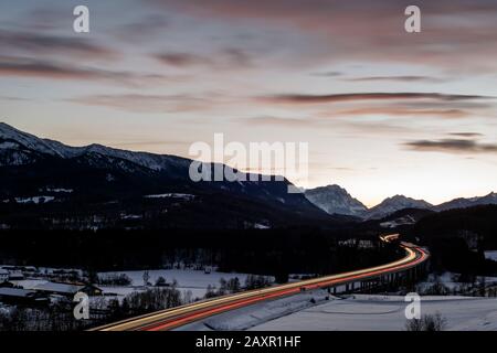 Ripresa notturna dell'autostrada con ponte e Zugspitze sullo sfondo, poco prima di Garmisch-Partenkirchen Foto Stock