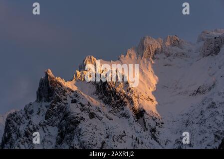 Alpenglow o luce serale al Vierspitze del Karwendel nord gamma in inverno con neve Foto Stock