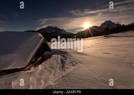 Stella solare nel campo del caffè sopra Mittenwald nelle Alpi Bavaresi in neve profonda con pagliette Foto Stock