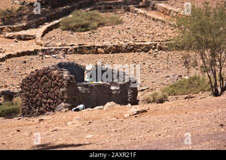 Area barbecue con caminetto in un'area ricreativa nel parco naturale Corona del Teide Foto Stock