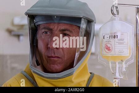 Focolaio (1995) diretto da Wolfgang Petersen e interpretato da Dustin Hoffman come colonnello Sam Daniels dell'United States Army Medical Research Institute for Infectious Diseases accanto all'antisiero e-1101 contro il mortale virus emorragico Motaba. Foto Stock