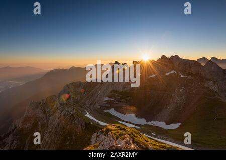 Alba al Karwendelspitze occidentale Foto Stock