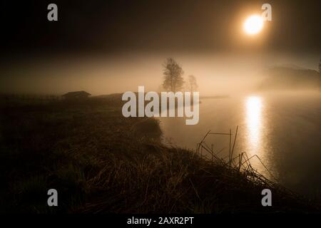 Misty Mood al mattino presto al Geroldsee vicino Garmisch-Partenkirchen nelle Alpi Bavaresi. Foto Stock