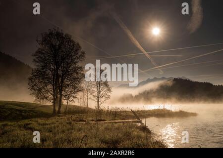 Misty Mood al mattino presto al Geroldsee vicino Garmisch-Partenkirchen nelle Alpi Bavaresi. Foto Stock