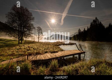 Misty Mood al mattino presto al Geroldsee vicino Garmisch-Partenkirchen nelle Alpi Bavaresi. Foto Stock