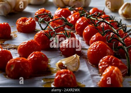 Pomodori ciliegini maturi sulla vite. Foto Stock