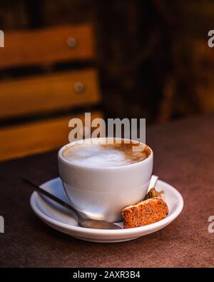 Cappuccino su un tavolo Foto Stock
