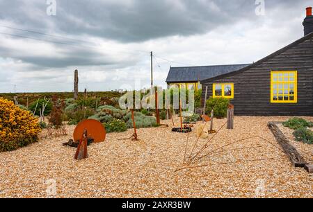 Flottsam nel giardino di Prospect Cottage, Casa di Derek Jarman, regista, sulla spiaggia di ghiaia a Dungeness, distretto di Shepway, Kent Foto Stock